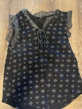 Lucky Brand Black Bandana Print Tie-Neck Flutter Sleeve Top